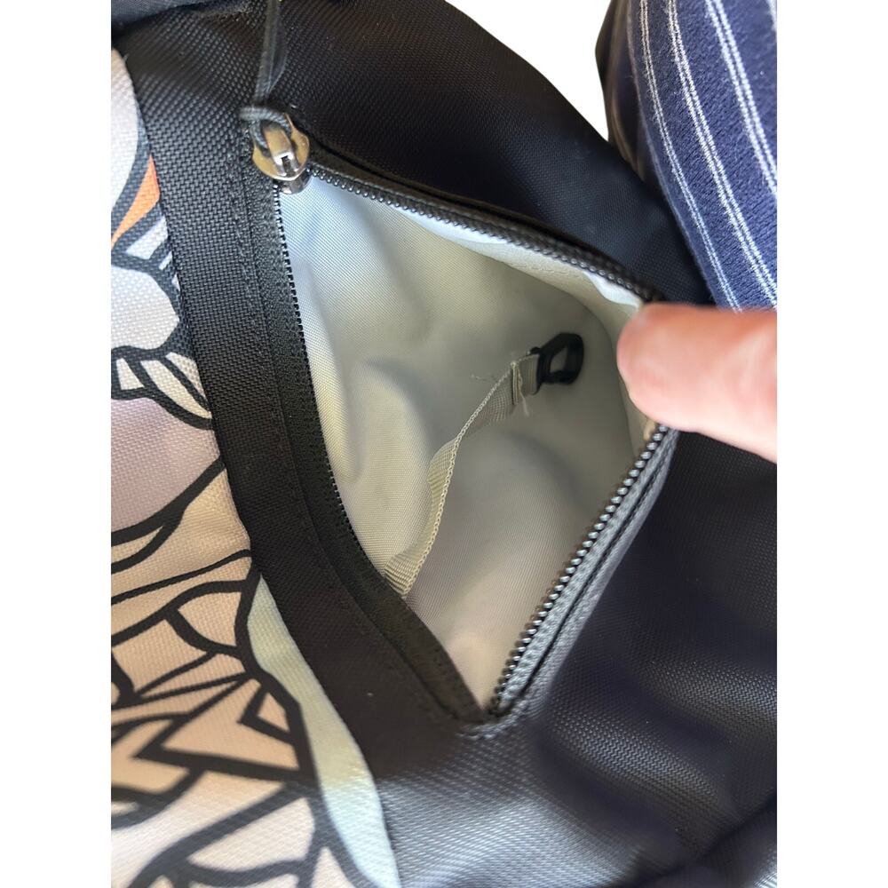 Sherpani anti-theft sling backpack RFID locking zipper - Picture 4 of 6